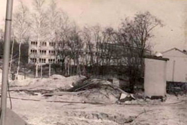 Auf dem Foto steht der Rohbau eines weiteren Gebäudes.