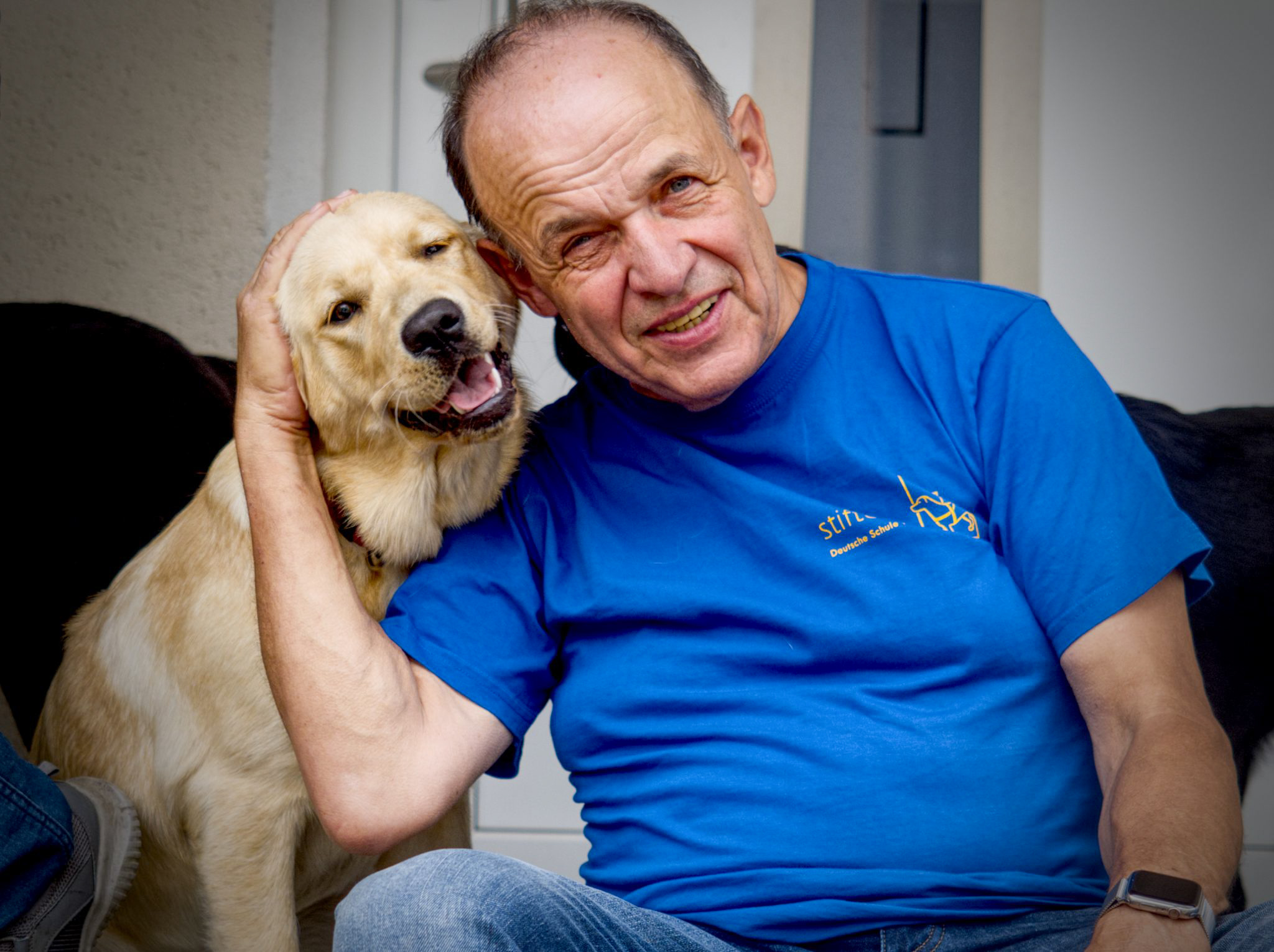 Porträt des neuen Geschäftsführers Ulrich Strasse mit einem blonden Labrador an seiner Seite.